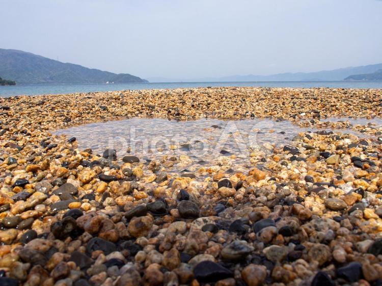 穏やかな海の波打ち際の水溜り 波打ち際,波,浜辺の写真素材