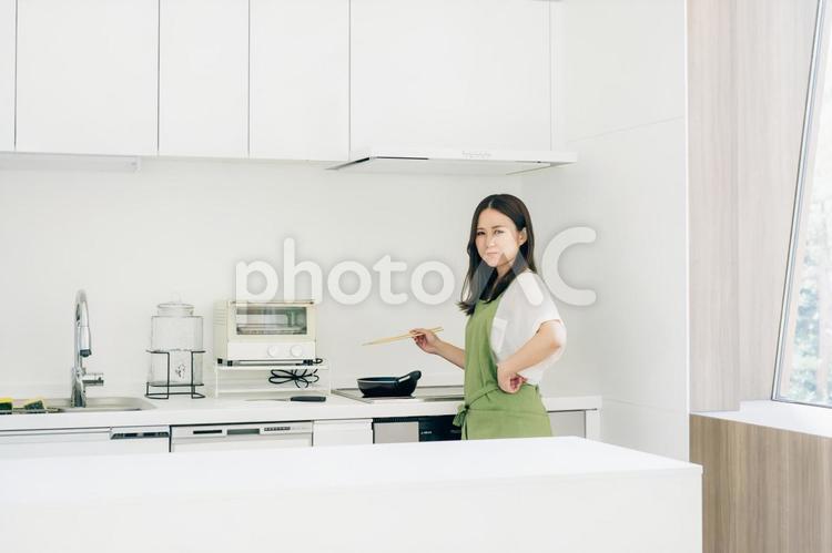 料理をする女性（怒る） 家事,怒る,主婦の写真素材
