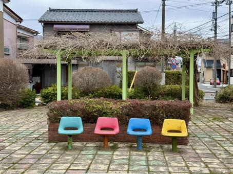 荒れた公園　カラフルなベンチ 枯れ木,カラフル,ベンチの写真素材