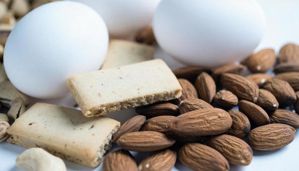 タンパク質を意識した食事　卵、ナッツ　の写真