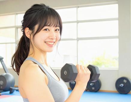 ジムでトレーニングする女性 3 ジムでトレーニングする女性 3の写真