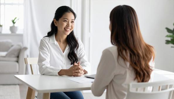 会話する女性の写真