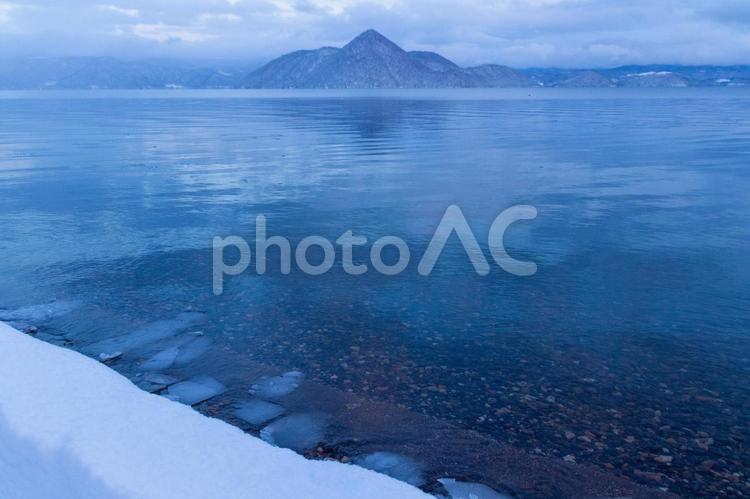 雪が積もった洞爺湖畔 湖,氷,洞爺湖の写真素材