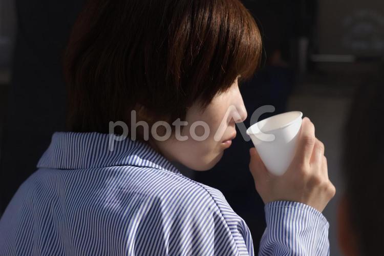 ＜素材＞子供と遊び中に水分補給をする女性 女性,人物,風景の写真素材
