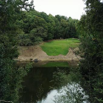 【ゴルフコース】小雨煙る池越えホール ゴルフ,ゴルフコース,雨天の写真素材