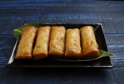 春巻きの盛り付け皿 春巻きの盛り付け皿 春巻き,揚げ物,中華料理の写真素材