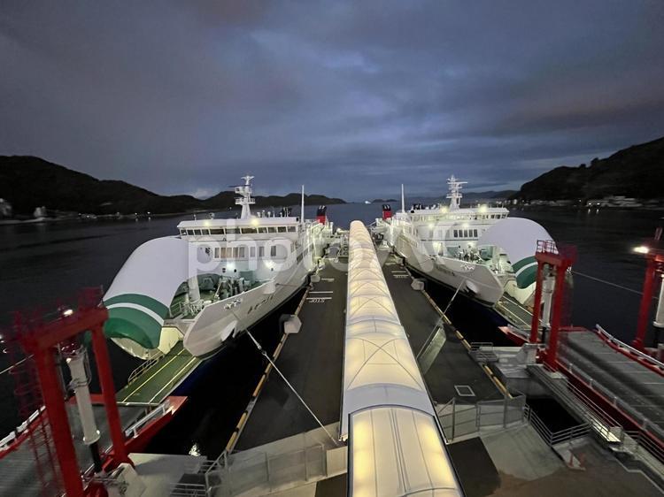 出発を待つ2隻のフェリー フェリー,海,夜明けの写真素材