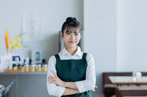 カフェで働く若い女性 カフェで働く若い女性 カフェ,ウェイトレス,飲食店の写真素材