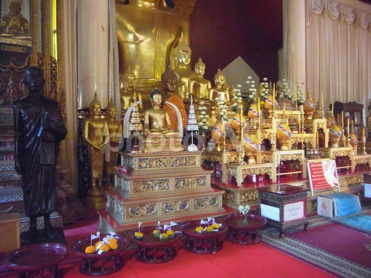 チェンマイ（タイ北部の観光地）市内の寺院（ワット・プラシン）内部 タイ,チェンマイ,ワットの写真素材