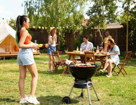 バーベキューをする女性 バーベキューをする女性の写真