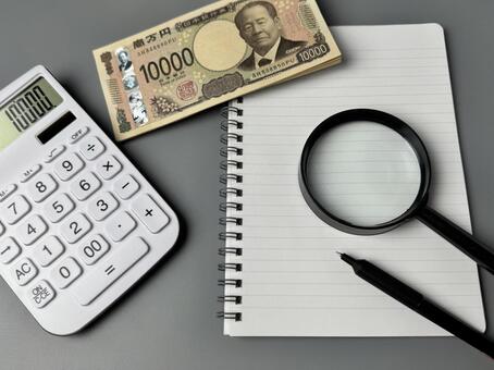 現金と電卓とノートとペン｜家計管理と副業 お金,現金,日本円の写真素材