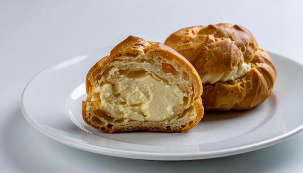 クリームたっぷりのシュークリームの写真