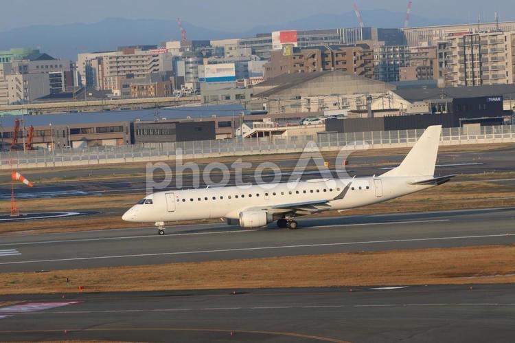 福岡空港、朝のランウェイの光 福岡空港,朝,飛行機の写真素材