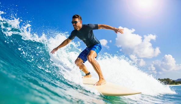 サーフィンをする男性 サーフィンをする男性の写真