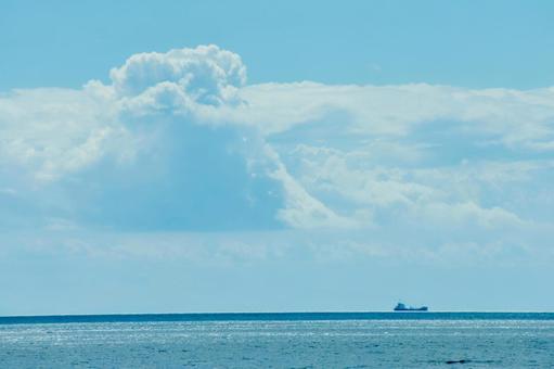 夏の海の入道雲と船舶 夏の海の入道雲と船舶の写真