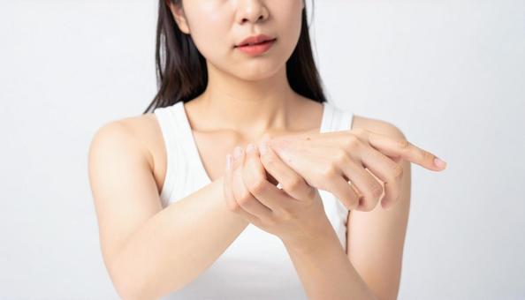 若い女性の手荒れイメージ 若い女性の手荒れイメージの写真