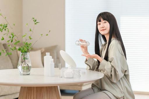 肌の保湿,スキンケアする女性（化粧水） スキンケア,保湿,女性の写真素材