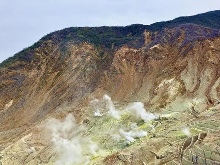 大涌谷の山肌と噴煙 大涌谷の山肌と噴煙の写真