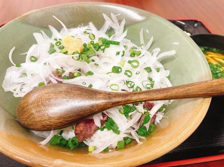牛タタキ丼 牛タタキ丼の写真