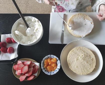はじめてのケーキ作り はじめてのケーキ作り ケーキ作り,お誕生日ケーキ,お誕生日の写真素材