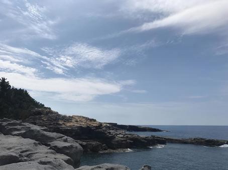 岩場と青空の海岸風景 岩場と青空の海岸風景 海岸,岩場,青空の写真素材