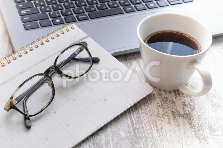 メガネとコーヒーとパソコン作業 コーヒー,ノート,休憩の写真素材