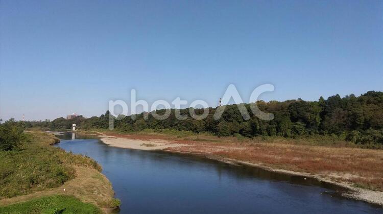 栃木県小山市・小山駅付近を流れる思川 秋晴れ,青空,快晴の写真素材