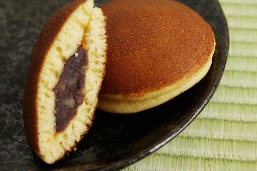 和風どら焼きの断面 和風どら焼きの断面 和菓子,どら焼き,あんこの写真素材