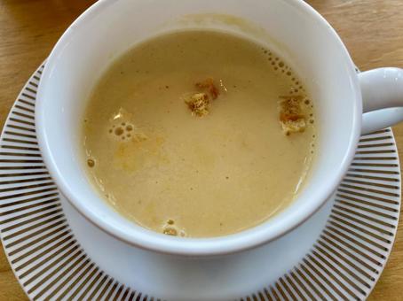 カップソーサーで提供されるコーンスープ カップソーサーで提供されるコーンスープ コーンスープ,ランチ,メニューの写真素材