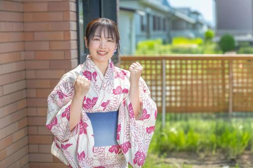 応援する浴衣女性 応援する浴衣女性 浴衣,女性,ガッツポーズの写真素材
