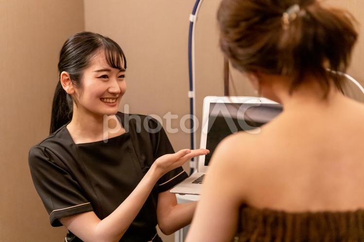 エステサロンでカウンセリングを受ける女性（相談） エステ,カウンセリング,エステサロンの写真素材