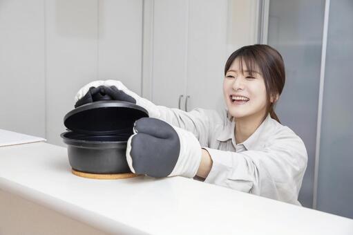 カウンターから料理を出す女性 料理,女性,主婦の写真素材