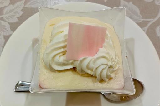 ホワイトチョコのカップケーキ カップケーキ,ケーキ,スイーツの写真素材