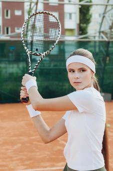 真剣な表情でラケットを振る女性 女性,外国人,テニスの写真素材