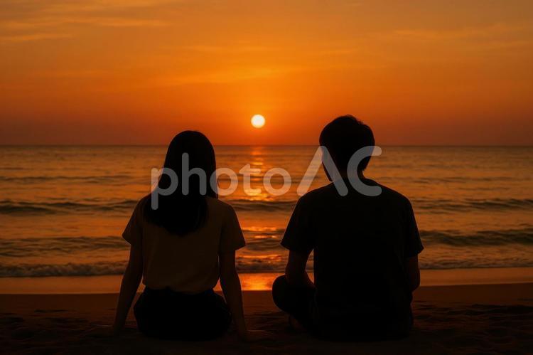 夕焼けの海を見る二人 夏,海,夕焼けの写真素材