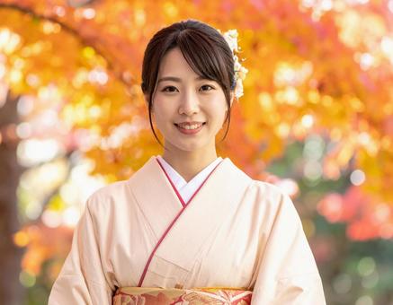秋・もみじと和装の彼女の写真