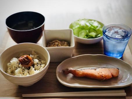 玄米ご飯でヘルシー朝食 玄米ご飯でヘルシー朝食 玄米ごはん,黒ゴマ,レタスの写真素材