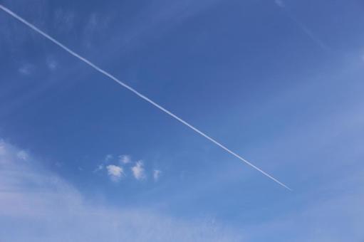 青空に定規で引いたような飛行機雲 青空に定規で引いたような飛行機雲の写真