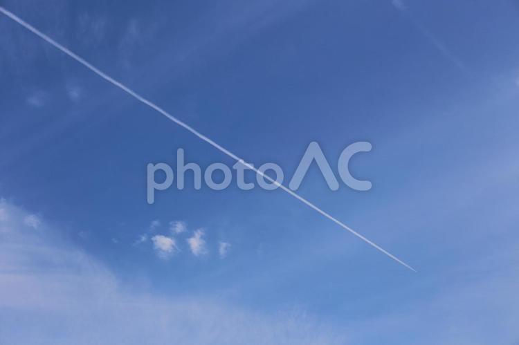 青空に定規で引いたような飛行機雲 飛行機雲,空,晴れの写真素材