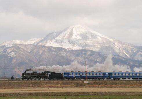 雪の伊吹山とSL 伊吹山,雪景色,蒸機機関車の写真素材