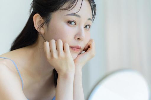 スキンケアをする女性 スキンケアをする女性 美容,ビューティー,女性の写真素材