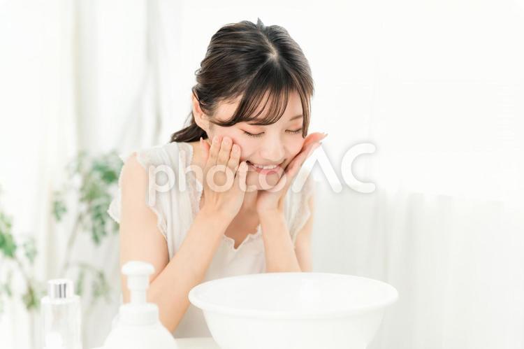 洗顔,スキンケアをする若いアジア人女性 洗顔,女性,アンチエイジングの写真素材