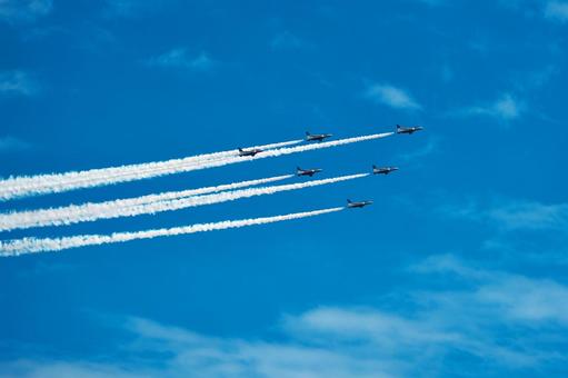ブルーインパルス　デルタ・ロール　9 入間基地,航空祭,航空自衛隊の写真素材