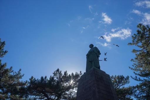The statue of Sakamoto Ryoma towering against the blue sky, JPG The statue of Sakamoto Ryoma towering against the blue sky, JPG