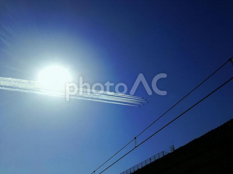 駅の上を通り過ぎる航空自衛隊の飛行隊ブルーインパルス ブルーインパルス,飛行隊,航空自衛隊の写真素材