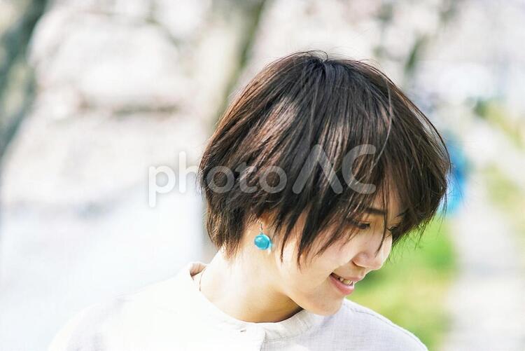 桜の木のそばで佇む女の子 さくら,サクラ,sakuraの写真素材
