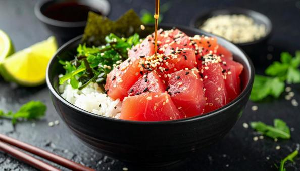 鮪を漬けダレにつけこんだ漬けマグロ丼　の写真