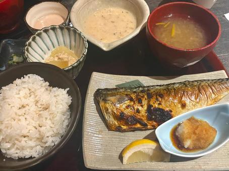 お魚料理でランチタイム お魚料理でランチタイム ランチタイム,焼き魚,とろろご飯の写真素材