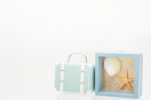 夏旅イメージの貝殻とトランクのミニチュア 夏,夏休み,旅行の写真素材
