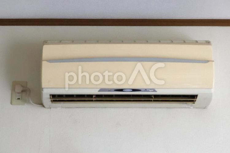 壁に設置された古いエアコン2 エアコン,和室,掃除の写真素材